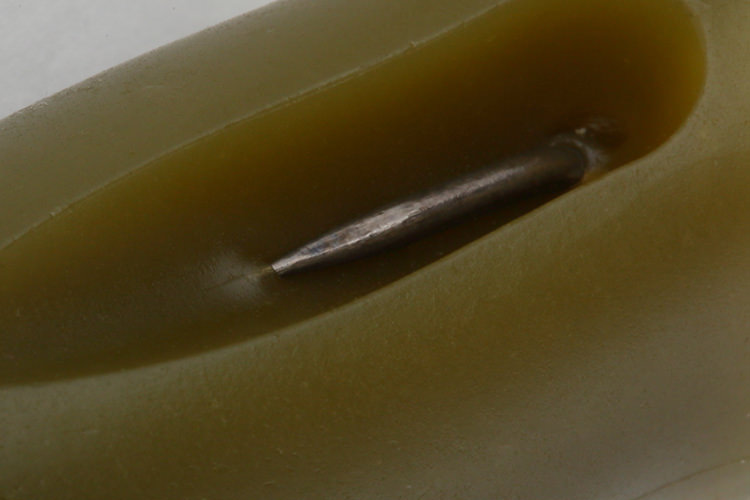 フックポイント（針先）は薄皮一枚分だけスリットのスロープに埋めておくと対カバーも安心。