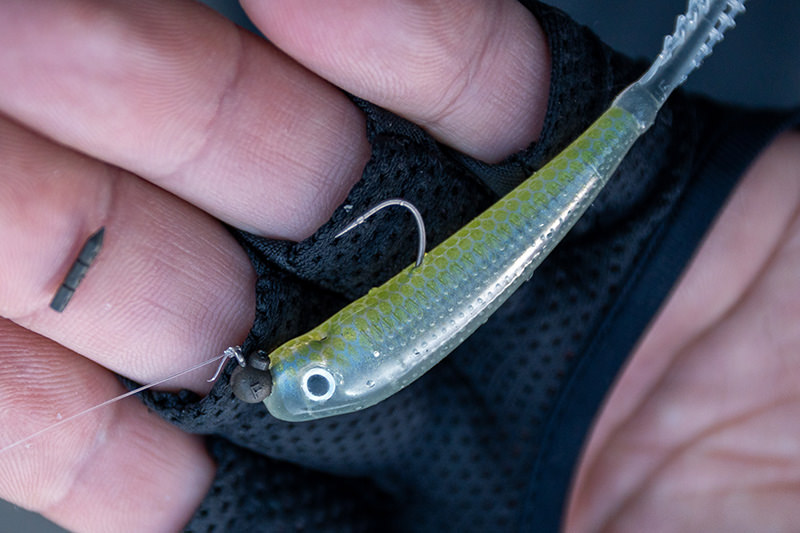 Rainbow Tube　ジグヘッドをボディ上部に薄く刺すことで、切れのあるローリングアクションを発揮